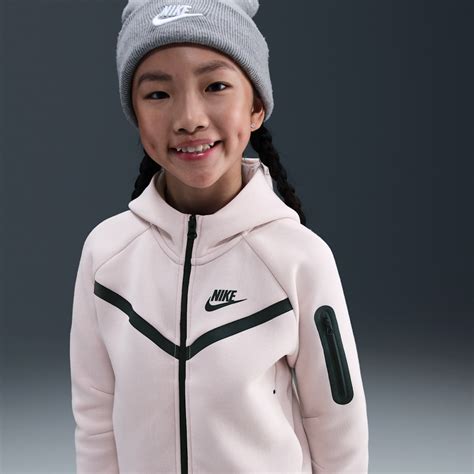 bambina che indossa una felpa Nike