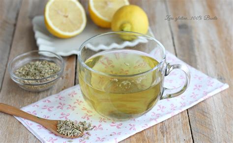 Tazza di tisana al finocchio con semi di finocchio