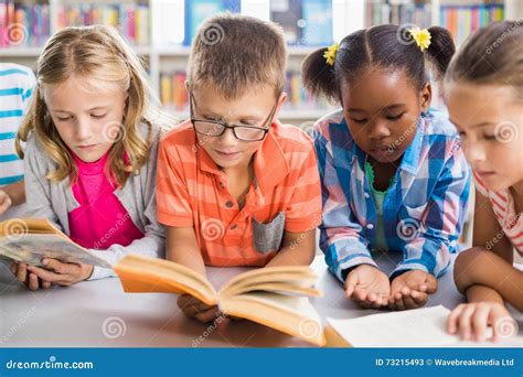 Bambini che leggono un libro sulla Costituzione