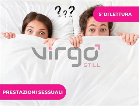 Coppia in atteggiamento intimo che pratica sesso orale