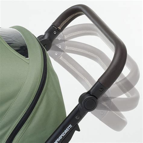 Dettagli del maniglione e della chiusura compatta del passeggino Adorra