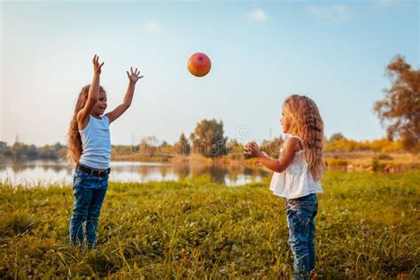 Bambina che gioca liberamente con pannolino mutandina