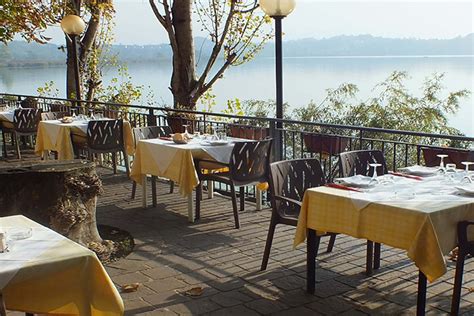 Giardino esterno di un ristorante con vista lago