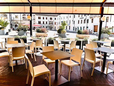 Interno di un ristorante accogliente con tavoli apparecchiati