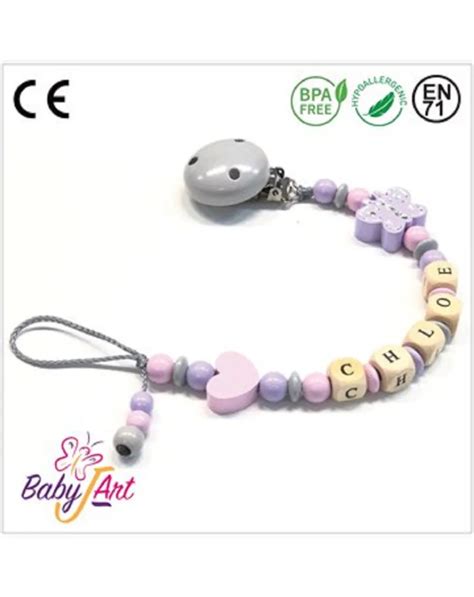 Illustrazione di una catenella portaciuccio colorata con perline di legno e un ciuccio agganciato