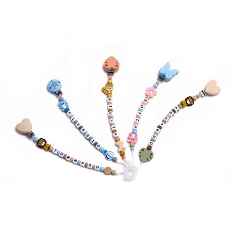 Collage di diverse catenelle portaciuccio personalizzate con vari temi: colori nazionali, animali, nomi