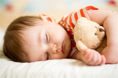 bambino che dorme con peluche