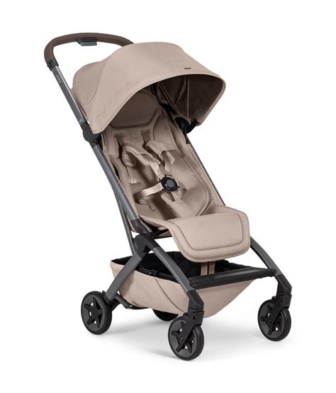 Passeggino compatto Joolz Aer 2 in contesto urbano moderno