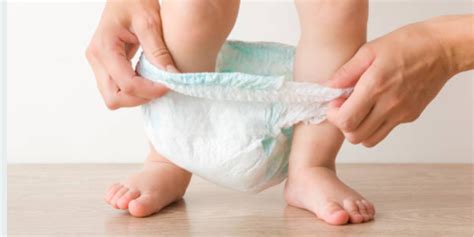 Bambino che sceglie le mutandine colorate