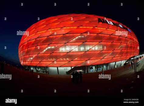 Allianz Arena di notte con facciata illuminata