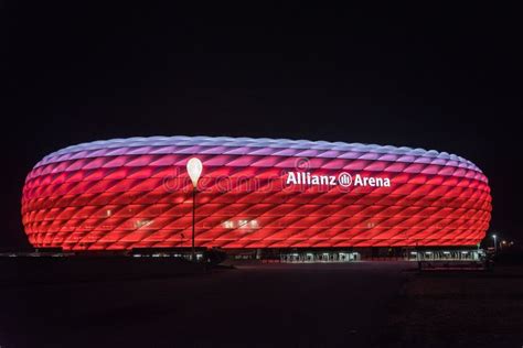 Facciata esterna dell'Allianz Arena illuminata di rosso