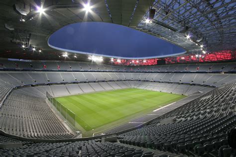 Interno dell'Allianz Arena con seggiolini rossi e bianchi