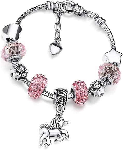 Bambina con braccialetto scintillante