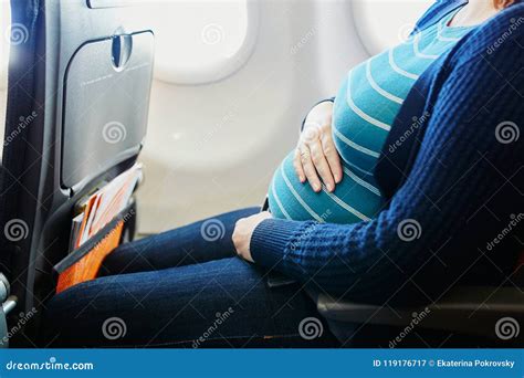 Donna incinta che viaggia serenamente