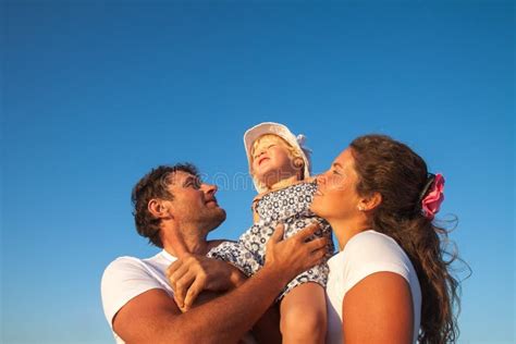 famiglia con bambino piccolo in vacanza