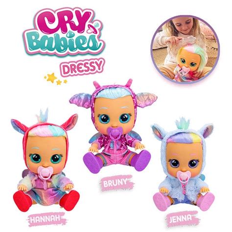 Le bambole Cry Babies in esposizione con i loro costumi colorati