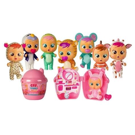 Collezione completa di mini Cry Babies posizionate accanto ai loro mini biberon colorati