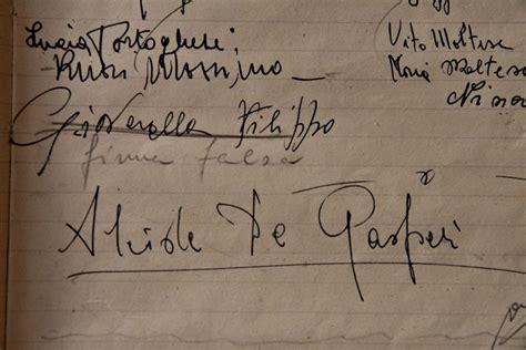 Alcide De Gasperi firma un documento internazionale
