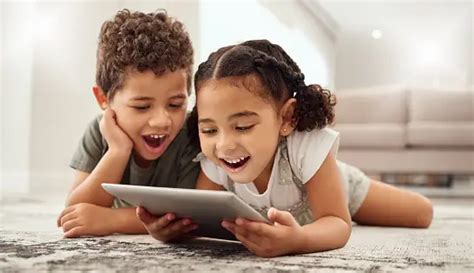 Bambini che guardano video musicali su tablet