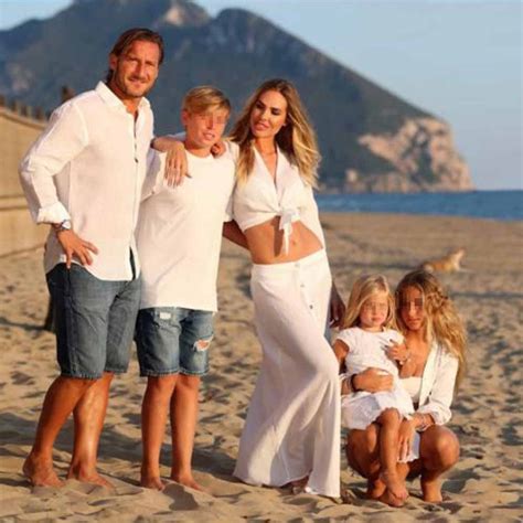 Ilary Blasi con i suoi figli