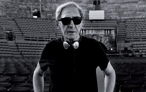 Franco Battiato durante un'esibizione