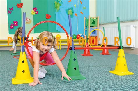 Bambini che giocano con attrezzi ginnici colorati