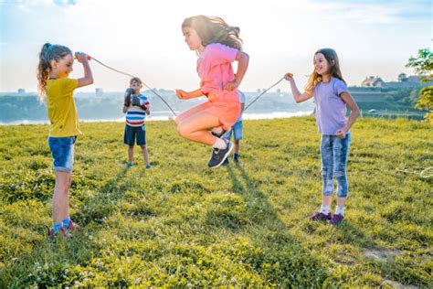 Bambini che saltano la corda in un parco