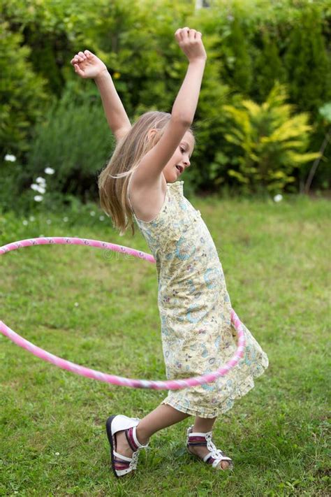 Bambina che gioca con un hula hoop colorato
