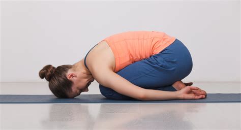 Posizione di partenza per Balasana: in ginocchio