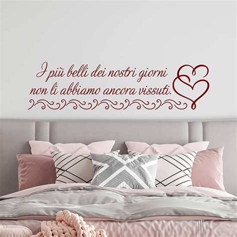 Camera da letto decorata con adesivi murali e scritte personalizzate per bambini