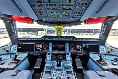 confronto visivo tra abitacolo di un caccia e cabina di un aereo di linea