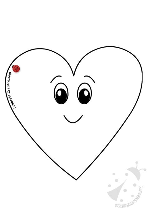 Bambini che colorano disegni a forma di cuore