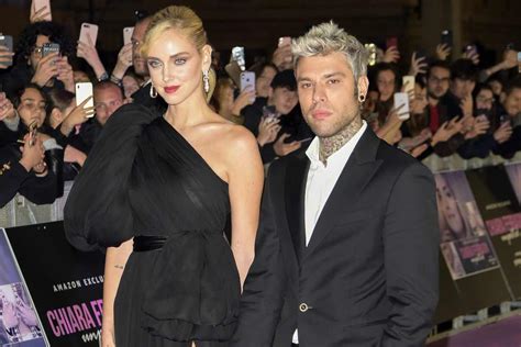 Fedez commosso mentre culla Vittoria