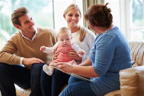 famiglia che parla con bambino