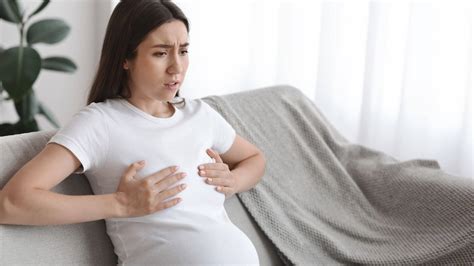 Donna in gravidanza che si sente coccolata e valorizzata
