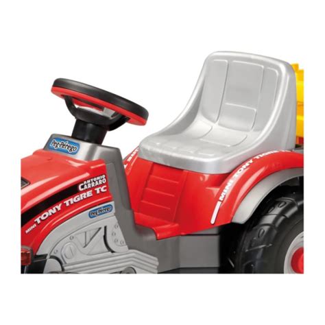 Bambini che giocano con un trattore Peg Perego
