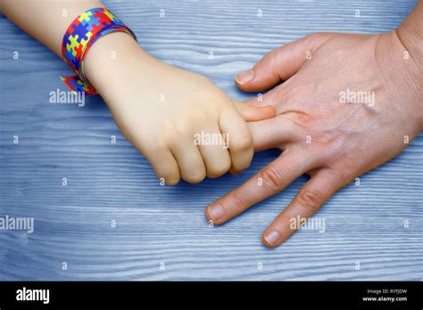 bambino che zoppica tenendo la mano del genitore