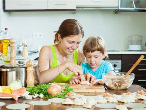 bambino che cucina con i genitori in una cucina colorata