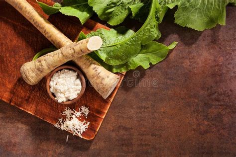 raccolta di radici di rafano fresche e pulite sul tavolo di legno