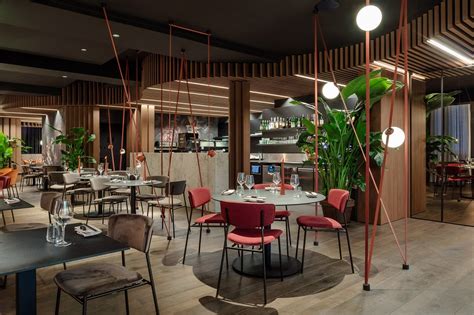 Un elegante ristorante moderno con dettagli di design e un bavaglino personalizzato posizionato sul tavolo accanto a un menu