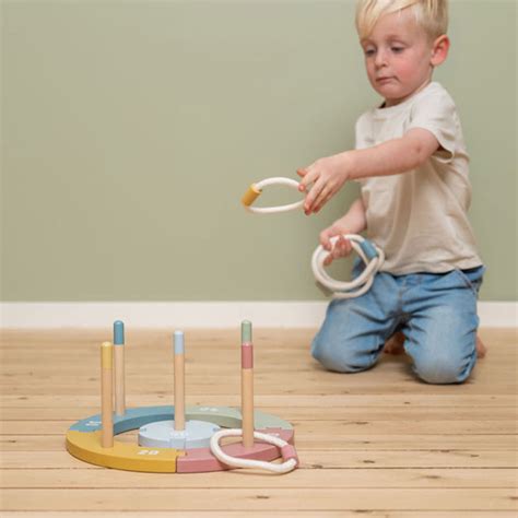 Bambini che giocano con anelli e trapezio