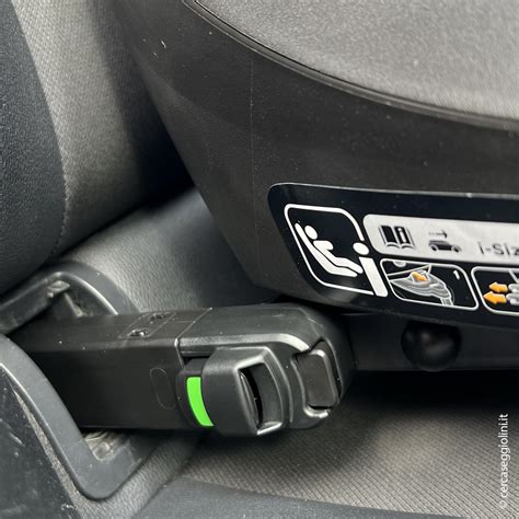 dettaglio del sistema di aggancio Isofix e indicatore di corretta installazione