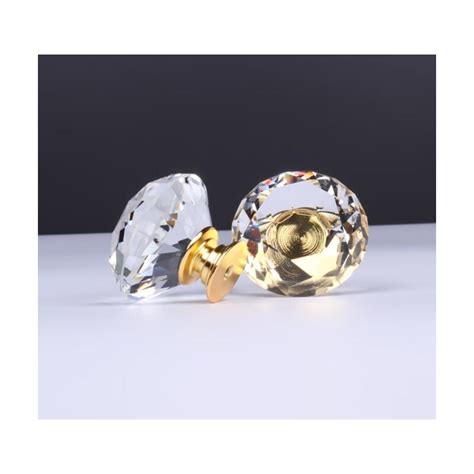 Pomelli a forma di diamante su una culla bianca