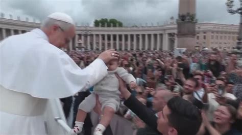 Papa che parla a una folla