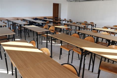 Immagine dei banchi della difesa e della corte all'interno dell'aula bunker durante il dibattimento