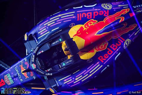 foto di un parasole Red Bull montato su un cruscotto sportivo