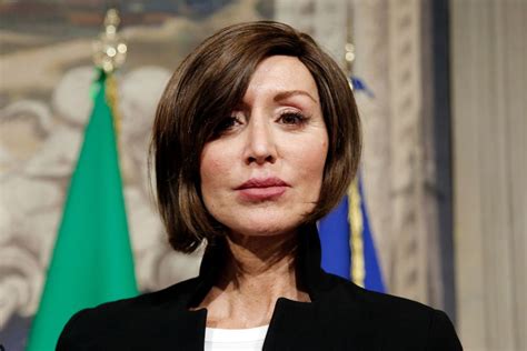 Ritratto formale di Anna Maria Bernini in un contesto istituzionale