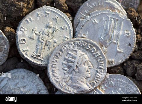 Moneta antica romana che raffigura un ritratto femminile imperiale