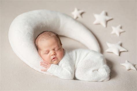 Bambino che dorme serenamente con un dispositivo di rumore bianco