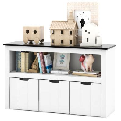 Scaffale aperto con giochi per bambini organizzati per categoria